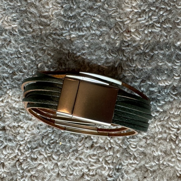 Multi layer Green leather with silver accents. - Picture 2 of 4